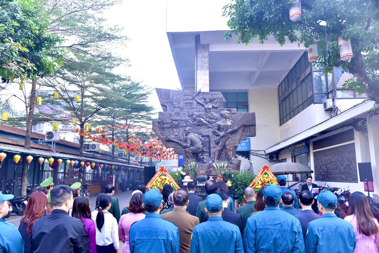 PHƯỜNG HOÀN KIẾM DÂNG HƯƠNG TƯỞNG NIỆM CÁC ANH HÙNG LIỆT SĨ, NHÂN DỊP KỶ NIỆM 79 NĂM NGÀY TOÀN QUỐC KHÁNG CHIẾN (19/12/1946 – 19/12/2025)- Ảnh 1.