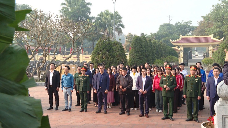 Phát huy đạo lý “Uống nước nhớ nguồn” – Chi đoàn Cơ quan UBND xã Thanh Trì dâng hương tri ân Liệt sĩ- Ảnh 1.