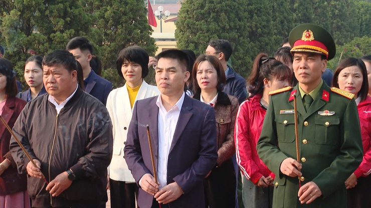 Phát huy đạo lý “Uống nước nhớ nguồn” – Chi đoàn Cơ quan UBND xã Thanh Trì dâng hương tri ân Liệt sĩ- Ảnh 2.