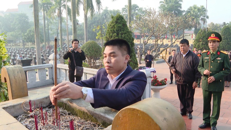 Phát huy đạo lý “Uống nước nhớ nguồn” – Chi đoàn Cơ quan UBND xã Thanh Trì dâng hương tri ân Liệt sĩ- Ảnh 3.