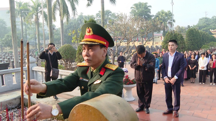 Phát huy đạo lý “Uống nước nhớ nguồn” – Chi đoàn Cơ quan UBND xã Thanh Trì dâng hương tri ân Liệt sĩ- Ảnh 4.