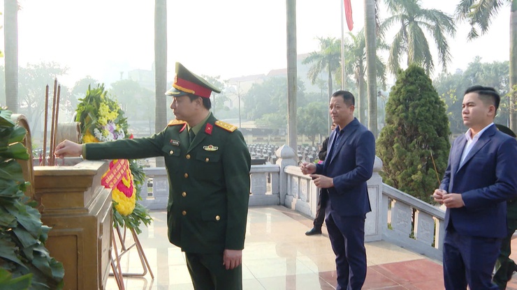Phát huy đạo lý “Uống nước nhớ nguồn” – Chi đoàn Cơ quan UBND xã Thanh Trì dâng hương tri ân Liệt sĩ- Ảnh 5.