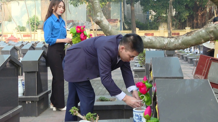 Phát huy đạo lý “Uống nước nhớ nguồn” – Chi đoàn Cơ quan UBND xã Thanh Trì dâng hương tri ân Liệt sĩ- Ảnh 7.