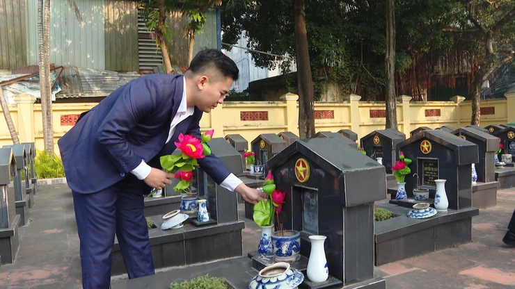 Phát huy đạo lý “Uống nước nhớ nguồn” – Chi đoàn Cơ quan UBND xã Thanh Trì dâng hương tri ân Liệt sĩ- Ảnh 6.