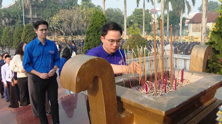 Phát huy đạo lý “Uống nước nhớ nguồn” – Chi đoàn Cơ quan UBND xã Thanh Trì dâng hương tri ân Liệt sĩ- Ảnh 8.