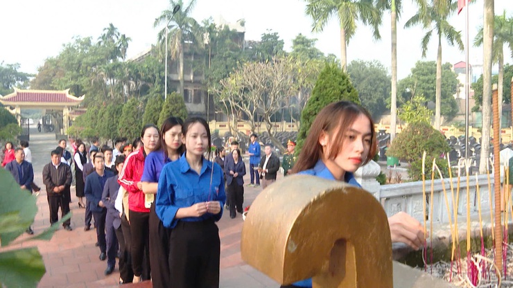Phát huy đạo lý “Uống nước nhớ nguồn” – Chi đoàn Cơ quan UBND xã Thanh Trì dâng hương tri ân Liệt sĩ- Ảnh 9.