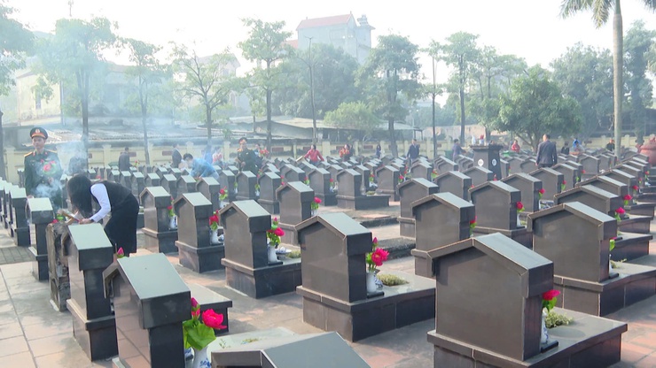 Phát huy đạo lý “Uống nước nhớ nguồn” – Chi đoàn Cơ quan UBND xã Thanh Trì dâng hương tri ân Liệt sĩ- Ảnh 10.