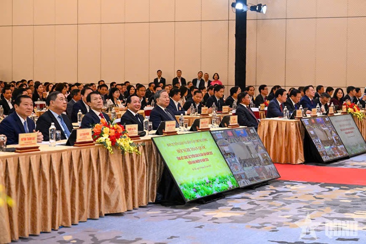 Xã Thanh Trì:  Dự trực tuyến Hội nghị toàn quốc tổng kết công tác tuyên giáo và dân vận năm 2025- Ảnh 1.