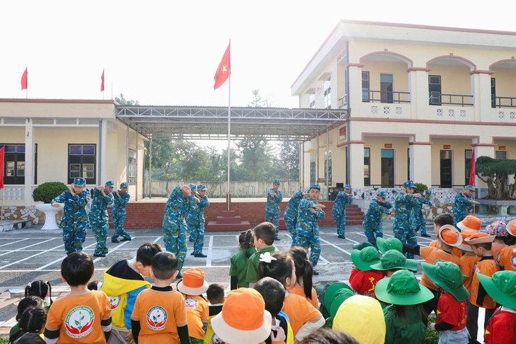 Hơn 200 học sinh Trường Mầm non Đông Phương Yên trải nghiệm tại Tiểu đoàn S300- Ảnh 1.