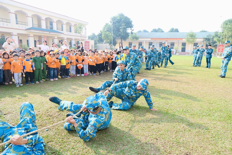 Hơn 200 học sinh Trường Mầm non Đông Phương Yên trải nghiệm tại Tiểu đoàn S300- Ảnh 11.