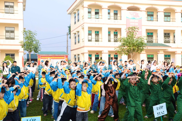 Hơn 200 học sinh Trường Mầm non Đông Phương Yên trải nghiệm tại Tiểu đoàn S300- Ảnh 2.