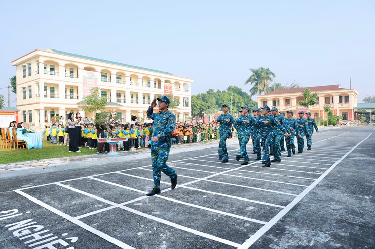 Hơn 200 học sinh Trường Mầm non Đông Phương Yên trải nghiệm tại Tiểu đoàn S300- Ảnh 3.