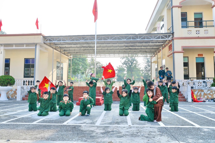 Hơn 200 học sinh Trường Mầm non Đông Phương Yên trải nghiệm tại Tiểu đoàn S300- Ảnh 7.