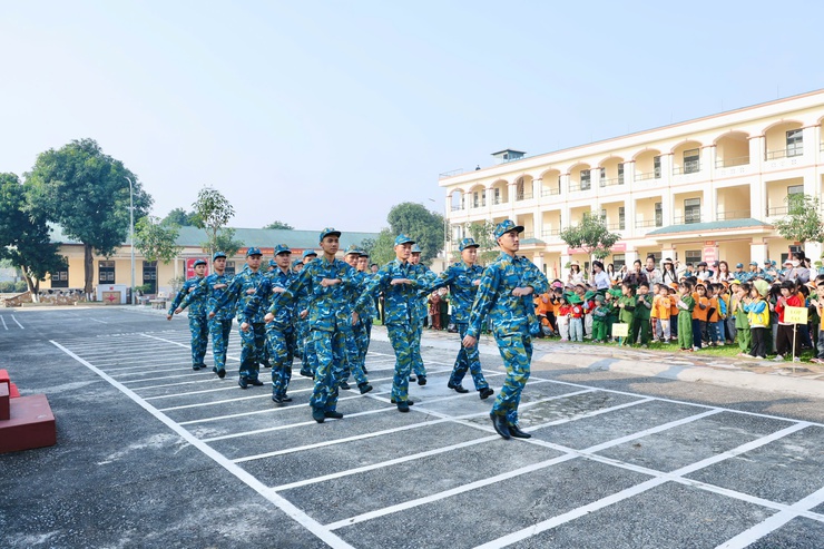 Hơn 200 học sinh Trường Mầm non Đông Phương Yên trải nghiệm tại Tiểu đoàn S300- Ảnh 4.