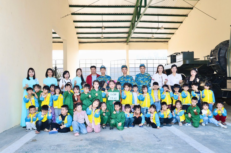 Hơn 200 học sinh Trường Mầm non Đông Phương Yên trải nghiệm tại Tiểu đoàn S300- Ảnh 9.