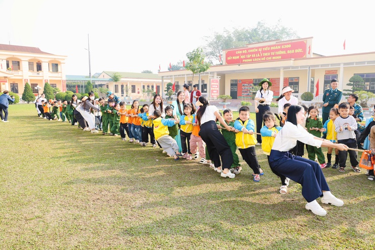 Hơn 200 học sinh Trường Mầm non Đông Phương Yên trải nghiệm tại Tiểu đoàn S300- Ảnh 10.