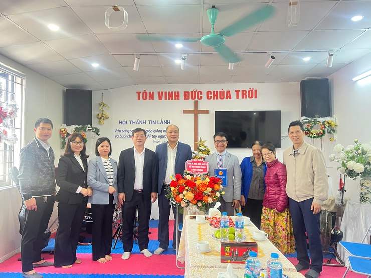 Lãnh đạo phường Yên Hoà thăm, chúc mừng các điểm sinh hoạt tôn giáo Tin lành  trên địa bàn nhân dịp Lễ Giáng sinh- Ảnh 2.