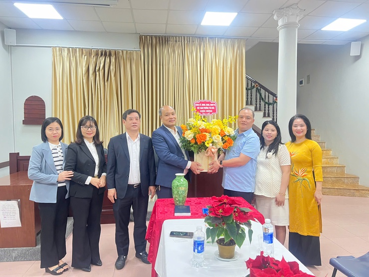 Lãnh đạo phường Yên Hoà thăm, chúc mừng các điểm sinh hoạt tôn giáo Tin lành  trên địa bàn nhân dịp Lễ Giáng sinh- Ảnh 1.