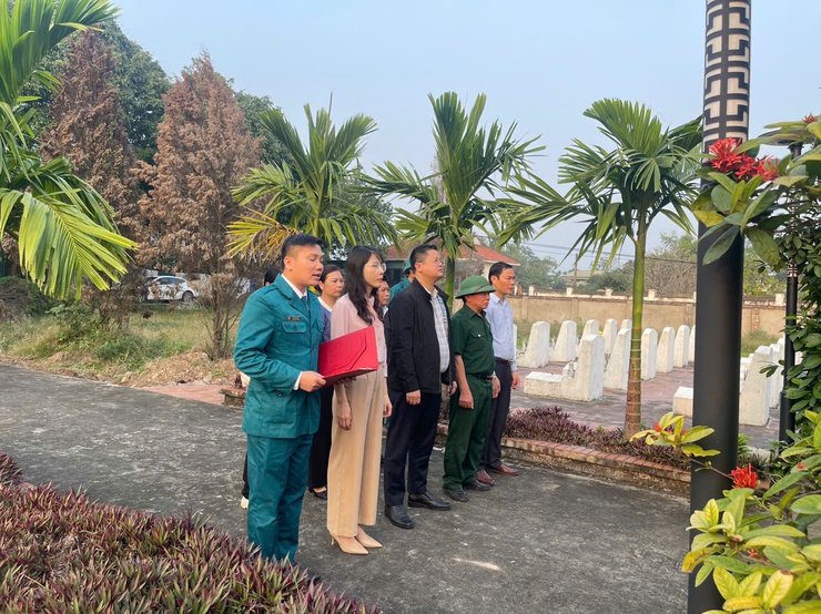 Xã Phúc Lộc tổ chức 6 Đoàn viếng Nghĩa trang Liệt sĩ nhân kỷ niệm 81 năm Ngày thành lập Quân đội nhân dân Việt Nam 22/12- Ảnh 5.