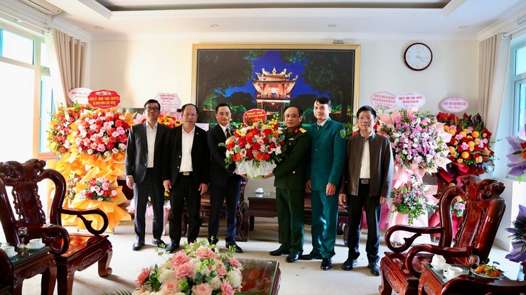 Lãnh đạo xã Tam Hưng thăm, chúc mừng Ban chỉ huy Phòng thủ Khu vực 5 - Thanh Oai nhân kỷ niệm Ngày thành lập Quân đội nhân dân Việt Nam- Ảnh 1.