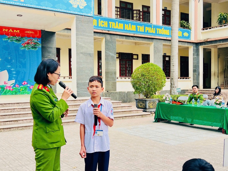 Công an xã Phú Nghĩa đẩy mạnh tuyên truyền pháp luật, phòng chống bạo lực học đường và giữ gìn trật tự công cộng tại Trường THCS Trường Yên- Ảnh 1.