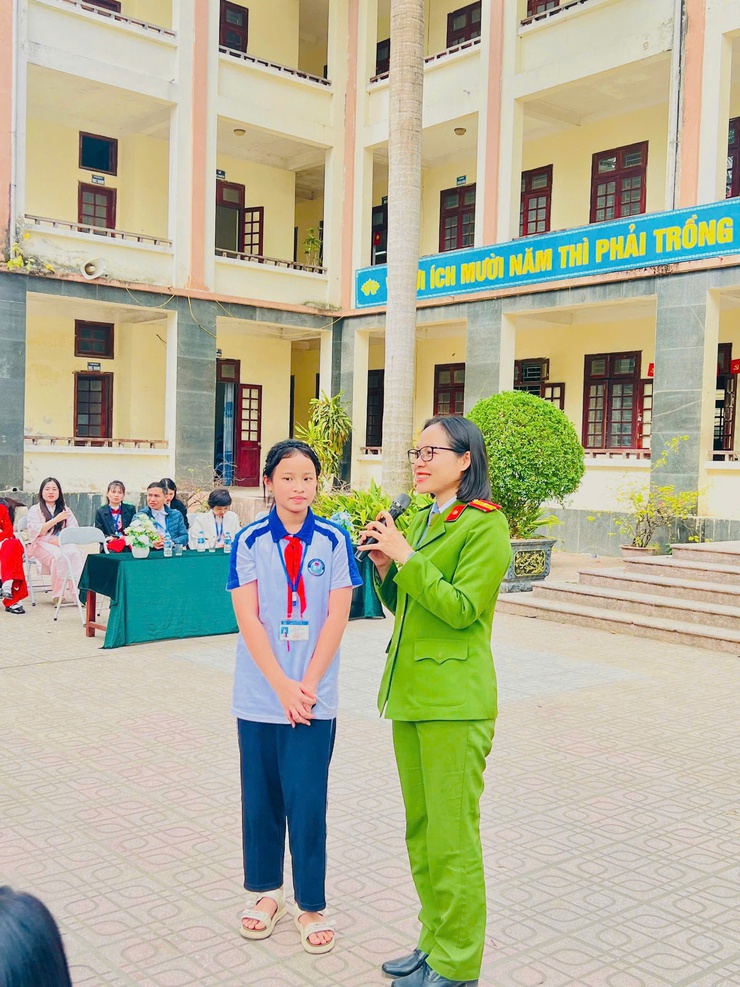 Công an xã Phú Nghĩa đẩy mạnh tuyên truyền pháp luật, phòng chống bạo lực học đường và giữ gìn trật tự công cộng tại Trường THCS Trường Yên- Ảnh 2.