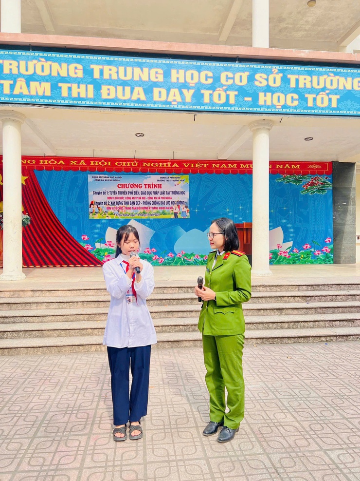Công an xã Phú Nghĩa đẩy mạnh tuyên truyền pháp luật, phòng chống bạo lực học đường và giữ gìn trật tự công cộng tại Trường THCS Trường Yên- Ảnh 3.
