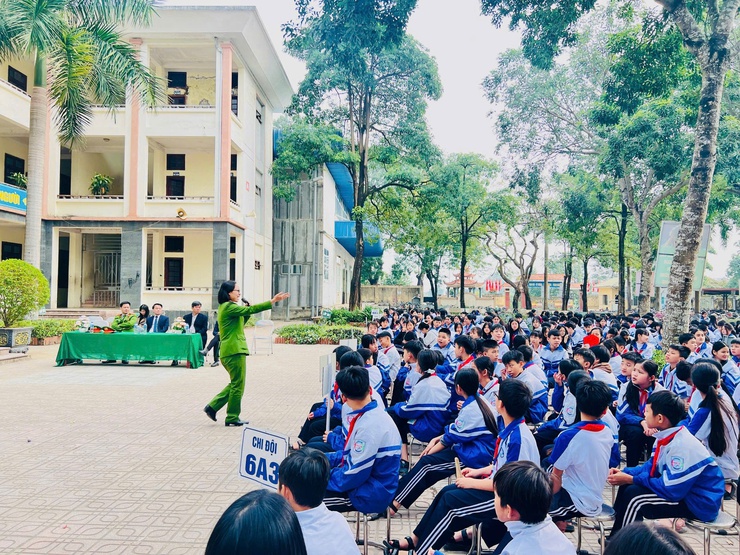 Công an xã Phú Nghĩa đẩy mạnh tuyên truyền pháp luật, phòng chống bạo lực học đường và giữ gìn trật tự công cộng tại Trường THCS Trường Yên- Ảnh 4.