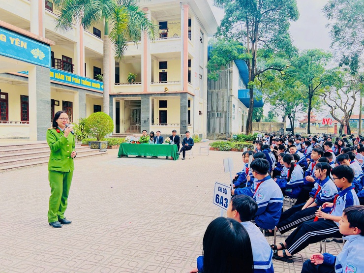 Công an xã Phú Nghĩa đẩy mạnh tuyên truyền pháp luật, phòng chống bạo lực học đường và giữ gìn trật tự công cộng tại Trường THCS Trường Yên- Ảnh 5.