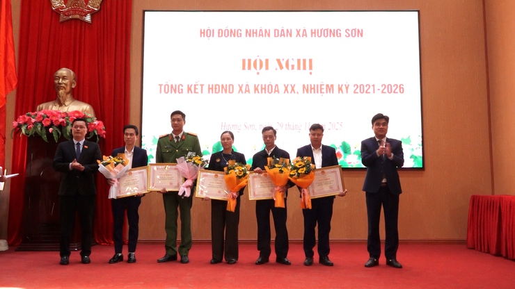 KỲ HỌP CUỐI NĂM 2025 HĐND XÃ HƯƠNG SƠN: QUYẾT NGHỊ NHỮNG NỘI DUNG QUAN TRỌNG CHO GIAI ĐOẠN MỚI- Ảnh 5.