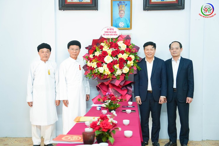 Đoàn công tác Thành ủy Hà Nội thăm, chúc mừng Họ đạo Cao Đài Phúc Đức nhân kỷ niệm 100 năm ngày hoằng khai Đại đạo Tam kỳ phổ độ- Ảnh 2.