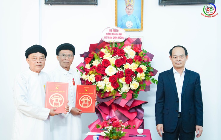 Đoàn công tác Thành ủy Hà Nội thăm, chúc mừng Họ đạo Cao Đài Phúc Đức nhân kỷ niệm 100 năm ngày hoằng khai Đại đạo Tam kỳ phổ độ- Ảnh 3.
