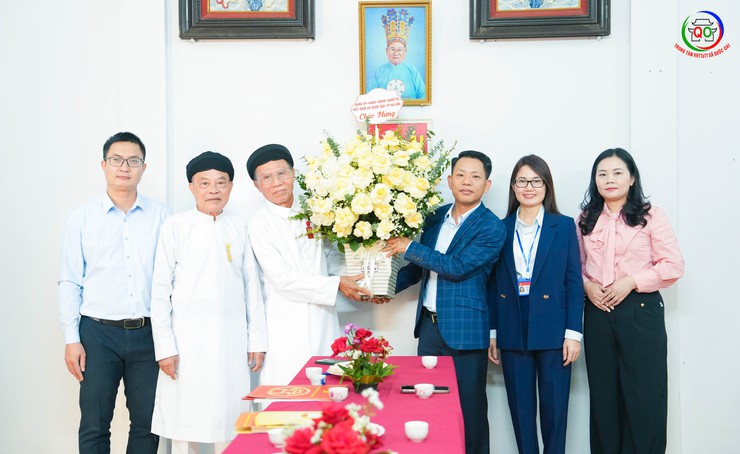 Đoàn công tác Thành ủy Hà Nội thăm, chúc mừng Họ đạo Cao Đài Phúc Đức nhân kỷ niệm 100 năm ngày hoằng khai Đại đạo Tam kỳ phổ độ- Ảnh 4.
