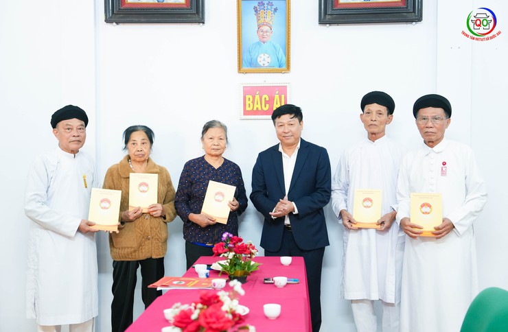 Đoàn công tác Thành ủy Hà Nội thăm, chúc mừng Họ đạo Cao Đài Phúc Đức nhân kỷ niệm 100 năm ngày hoằng khai Đại đạo Tam kỳ phổ độ- Ảnh 5.