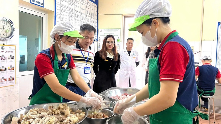 Trước ngày 10-4, các bếp ăn trường học phải công khai minh bạch nguồn gốc thực phẩm- Ảnh 2.