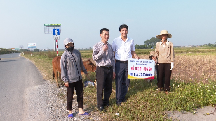 UBMTTQ Việt Nam xã Phú Xuyên trao tặng bò sinh sản cho hộ dân có hoàn cảnh khó khăn phát triển kinh tế- Ảnh 1.