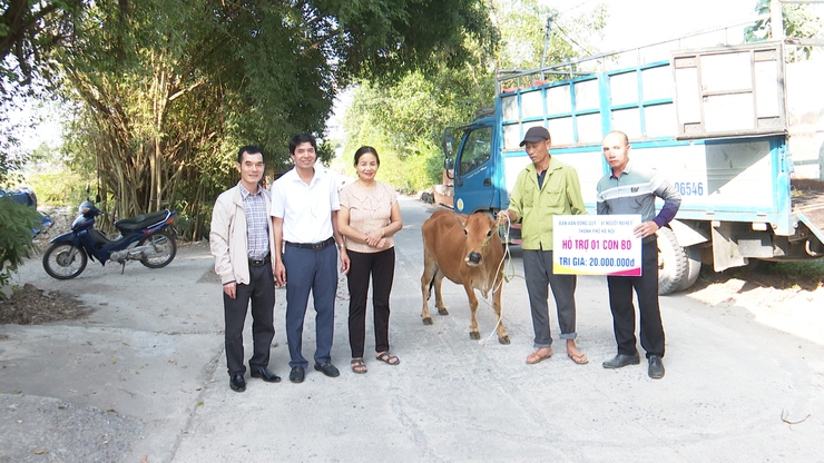 UBMTTQ Việt Nam xã Phú Xuyên trao tặng bò sinh sản cho hộ dân có hoàn cảnh khó khăn phát triển kinh tế- Ảnh 2.