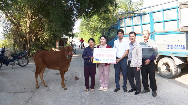 UBMTTQ Việt Nam xã Phú Xuyên trao tặng bò sinh sản cho hộ dân có hoàn cảnh khó khăn phát triển kinh tế- Ảnh 3.