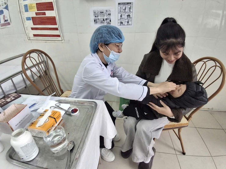 Ngày đầu Chiến dịch có trên 1.600 trẻ trong độ tuổi được uống vitamin A bổ sung đợt 2 năm 2025- Ảnh 2.