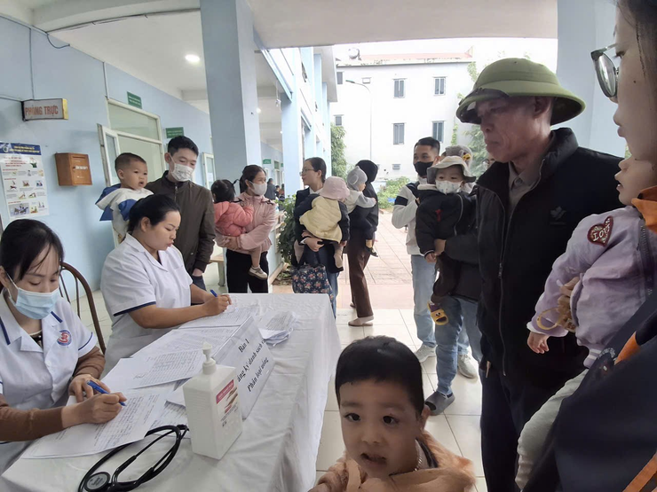 Ngày đầu Chiến dịch có trên 1.600 trẻ trong độ tuổi được uống vitamin A bổ sung đợt 2 năm 2025- Ảnh 1.