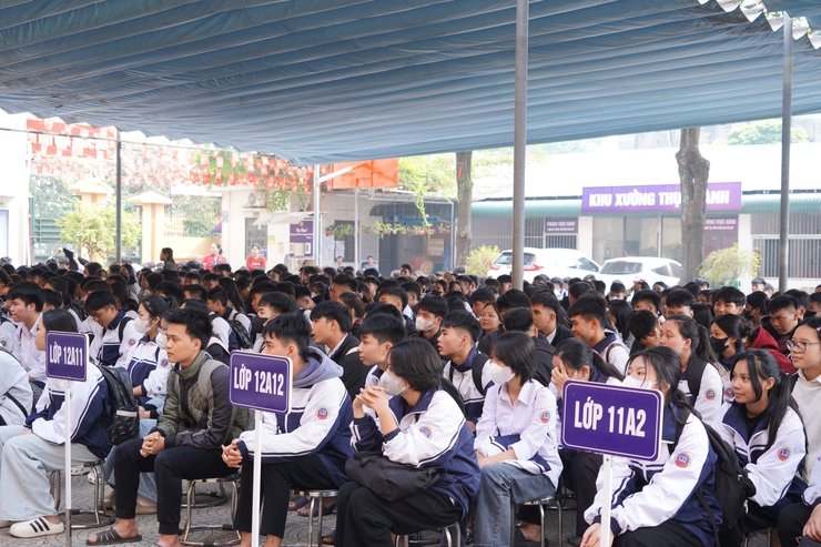 Công an phường Chương Mỹ tổ chức tuyên truyền pháp luật về phòng chống tội phạm, bạo lực học đường và “bắt cóc online” tại Trung tâm Giáo dục Nghề nghiệp – Giáo dục Thường xuyên Chương Mỹ- Ảnh 3.