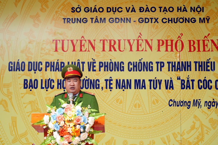 Công an phường Chương Mỹ tổ chức tuyên truyền pháp luật về phòng chống tội phạm, bạo lực học đường và “bắt cóc online” tại Trung tâm Giáo dục Nghề nghiệp – Giáo dục Thường xuyên Chương Mỹ- Ảnh 1.
