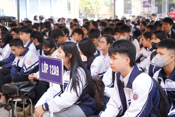 Công an phường Chương Mỹ tổ chức tuyên truyền pháp luật về phòng chống tội phạm, bạo lực học đường và “bắt cóc online” tại Trung tâm Giáo dục Nghề nghiệp – Giáo dục Thường xuyên Chương Mỹ- Ảnh 2.