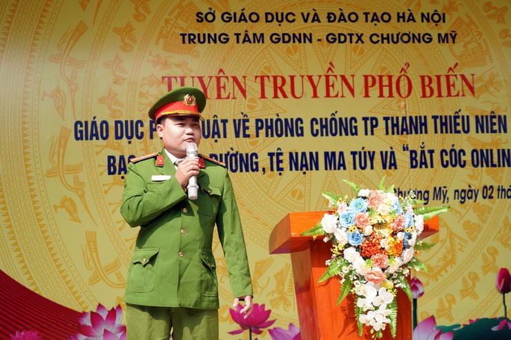 Công an phường Chương Mỹ tổ chức tuyên truyền pháp luật về phòng chống tội phạm, bạo lực học đường và “bắt cóc online” tại Trung tâm Giáo dục Nghề nghiệp – Giáo dục Thường xuyên Chương Mỹ- Ảnh 4.