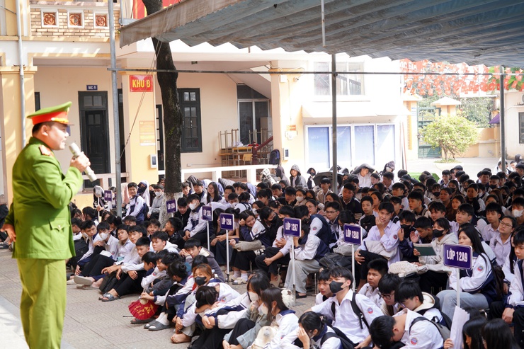 Công an phường Chương Mỹ tổ chức tuyên truyền pháp luật về phòng chống tội phạm, bạo lực học đường và “bắt cóc online” tại Trung tâm Giáo dục Nghề nghiệp – Giáo dục Thường xuyên Chương Mỹ- Ảnh 5.