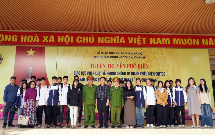 Công an phường Chương Mỹ tổ chức tuyên truyền pháp luật về phòng chống tội phạm, bạo lực học đường và “bắt cóc online” tại Trung tâm Giáo dục Nghề nghiệp – Giáo dục Thường xuyên Chương Mỹ- Ảnh 6.