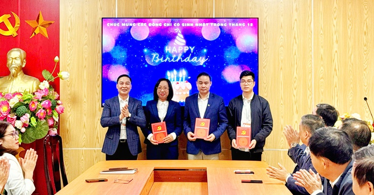 Lễ sinh hoạt dưới cờ tháng 12/2025 cơ quan Đảng, đoàn thể Phường- Ảnh 2.