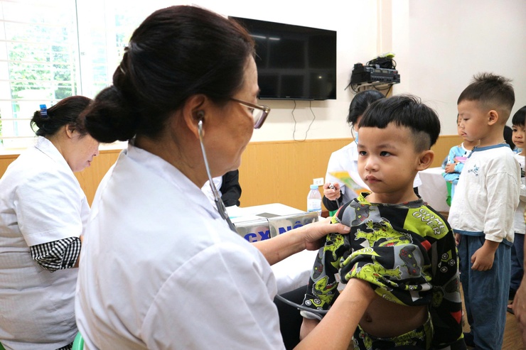 Phường Hai Bà Trưng tổ chức kiểm tra sức khỏe học sinh năm học 2025 - 2026.- Ảnh 6.