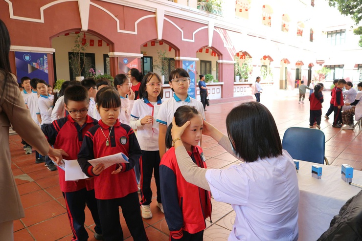 Phường Hai Bà Trưng tổ chức kiểm tra sức khỏe học sinh năm học 2025 - 2026.- Ảnh 4.