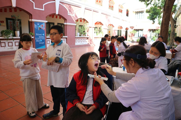 Phường Hai Bà Trưng tổ chức kiểm tra sức khỏe học sinh năm học 2025 - 2026.- Ảnh 8.